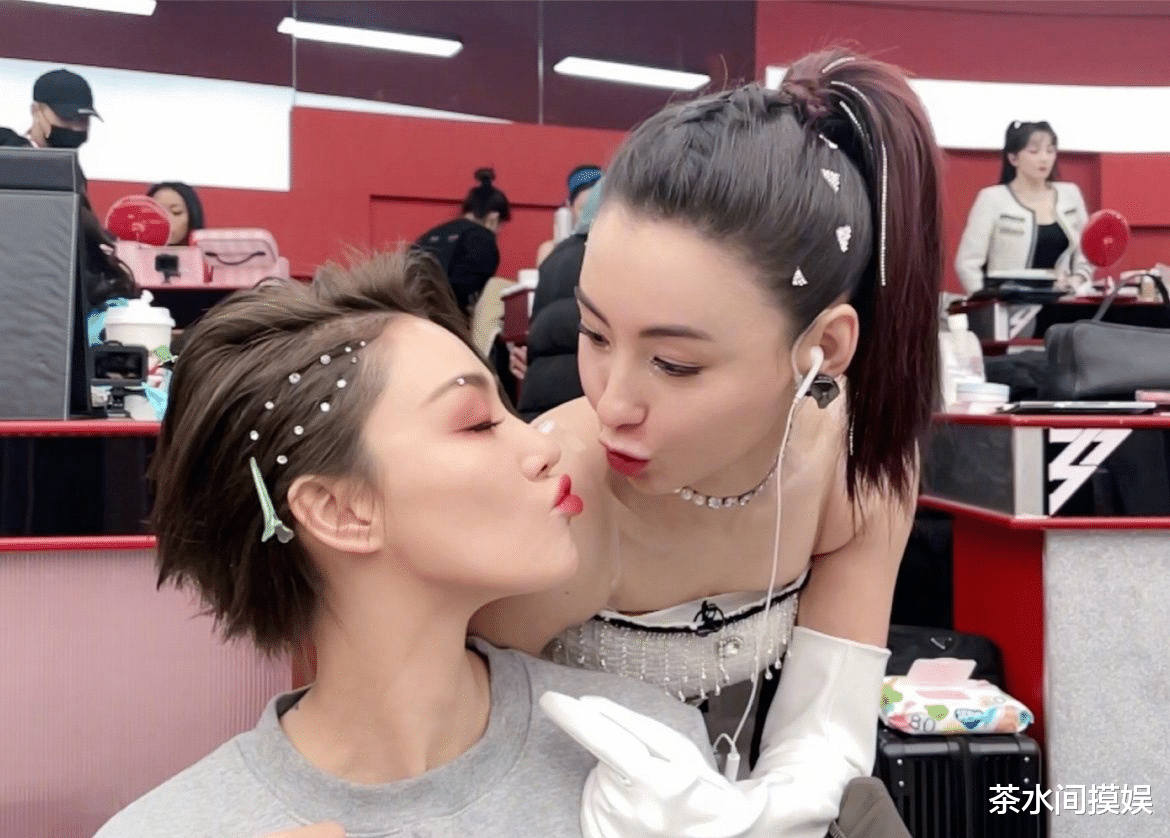 沈梦辰|明星闺蜜合照暗藏多少“心机”？躲角度、晒P图、互相揭短不留情