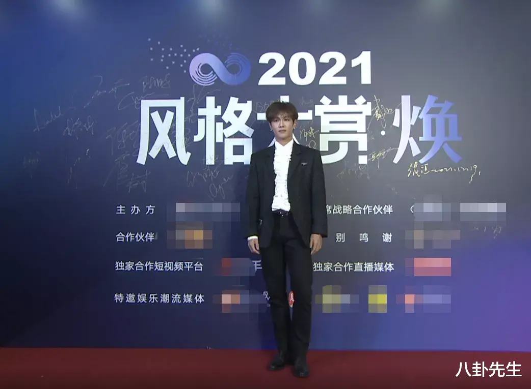 蒋勤勤|最新红毯：蒋勤勤像乡村企业家，程潇红裙诡异，男星穿厚底鞋增高