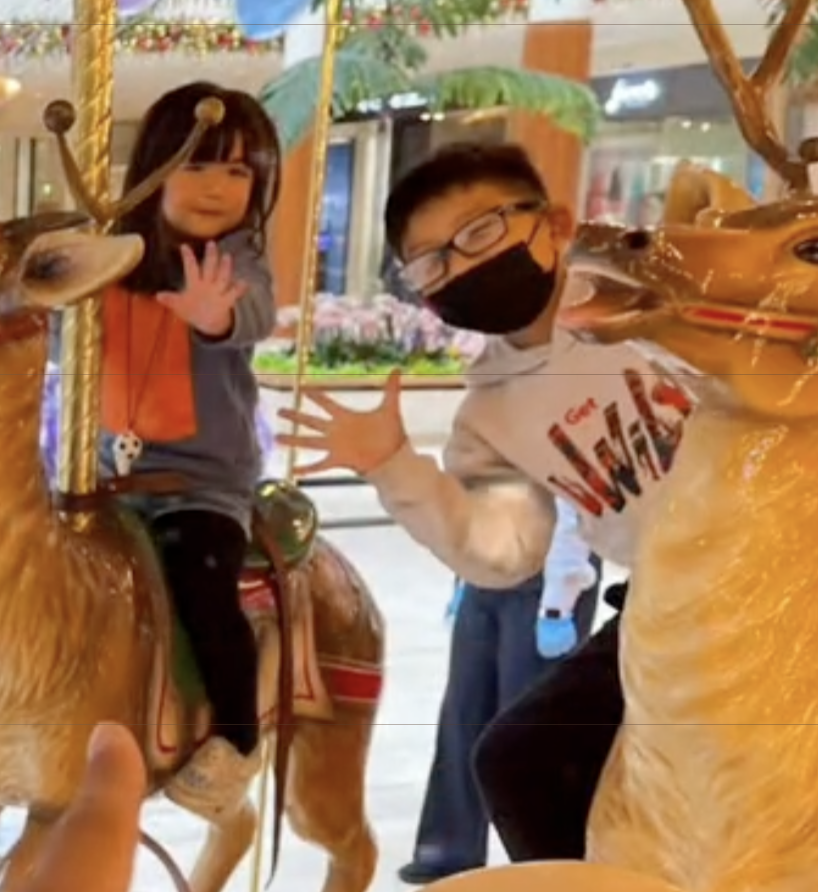 何洁|何洁久违晒娃，三个儿女坐旋转木马，同母异父的三兄妹相处很融洽