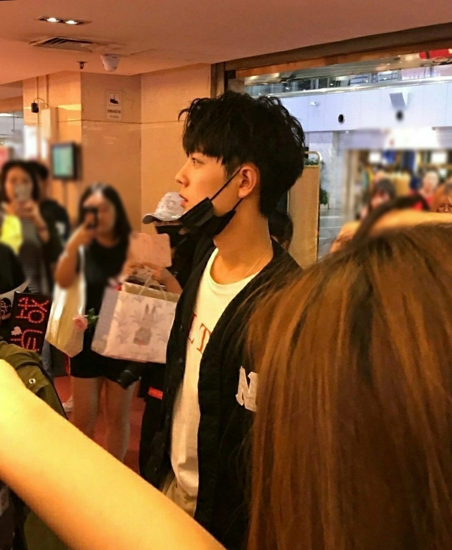 |明星现实生活中真的那么好看吗？