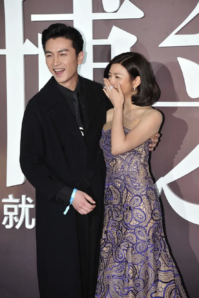 陈晓|陈晓夫妇罕见的红毯同框，妍希穿抹胸裙曲线抢镜，获陈晓揽腰太宠
