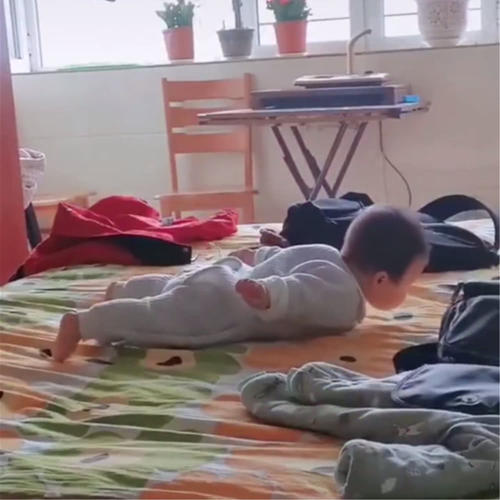 尹汪栎的小世界|爬行好处居然这么多！宝宝学爬关键期，这些方法，家长要做好