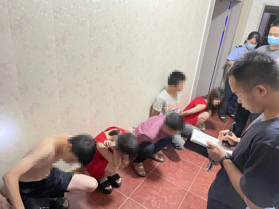 女孩 警方深夜突袭！10多名男女被抓，现场辣眼睛