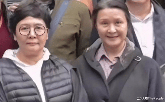 方舒|方舒敢爱敢恨：不顾反对二婚闪嫁小10岁屠洪刚，今单身19年仍洒脱