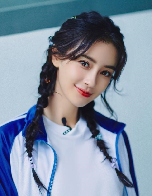 连衣裙|大饱眼福!杨颖双马尾麻花辫造型过于惊艳,粉丝:千呼万唤始出来