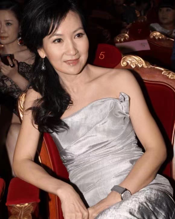 淘鱼时尚 “小青”陈美琪走机场，穿红衬衫素颜也耐看，就是瘦过头有些显老