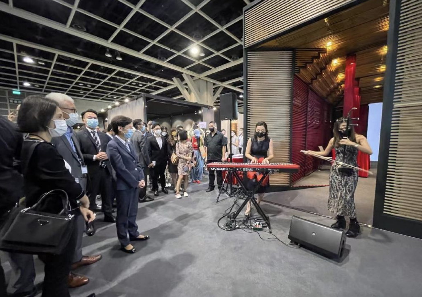 郭晶晶|霍启刚携妻恩爱观展，背后偷拍变老婆奴，郭晶晶穿搭得体衣品上升