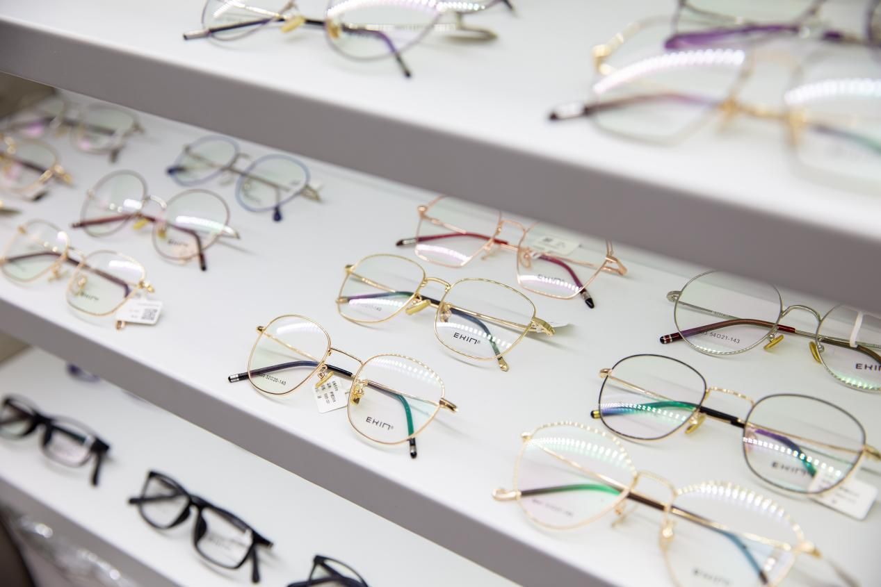 300元的眼镜与3000元的眼镜，该选哪个？