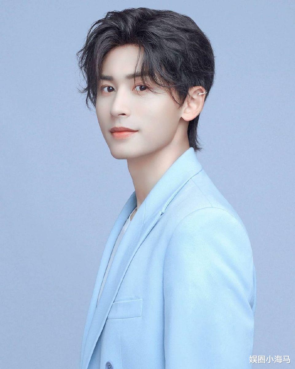 张哲瀚|张哲瀚形象翻车！脏袜子掉地上，指使助理捡起，网友：好恶心