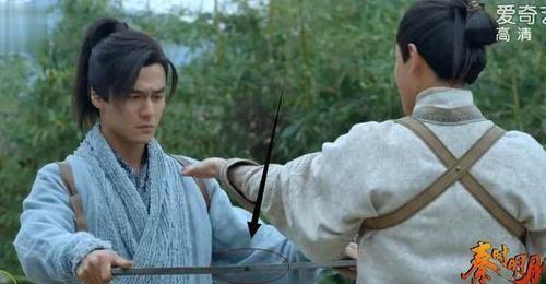 穿帮镜头|最尴尬的穿帮镜头,热巴的抱起了谁,暴露了裤子下的小秘密!