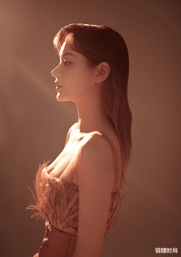 锦鲤时尚|邱意浓穿得好清凉，上身拼接“龙须”抢镜，美腿透过薄纱朦胧可见