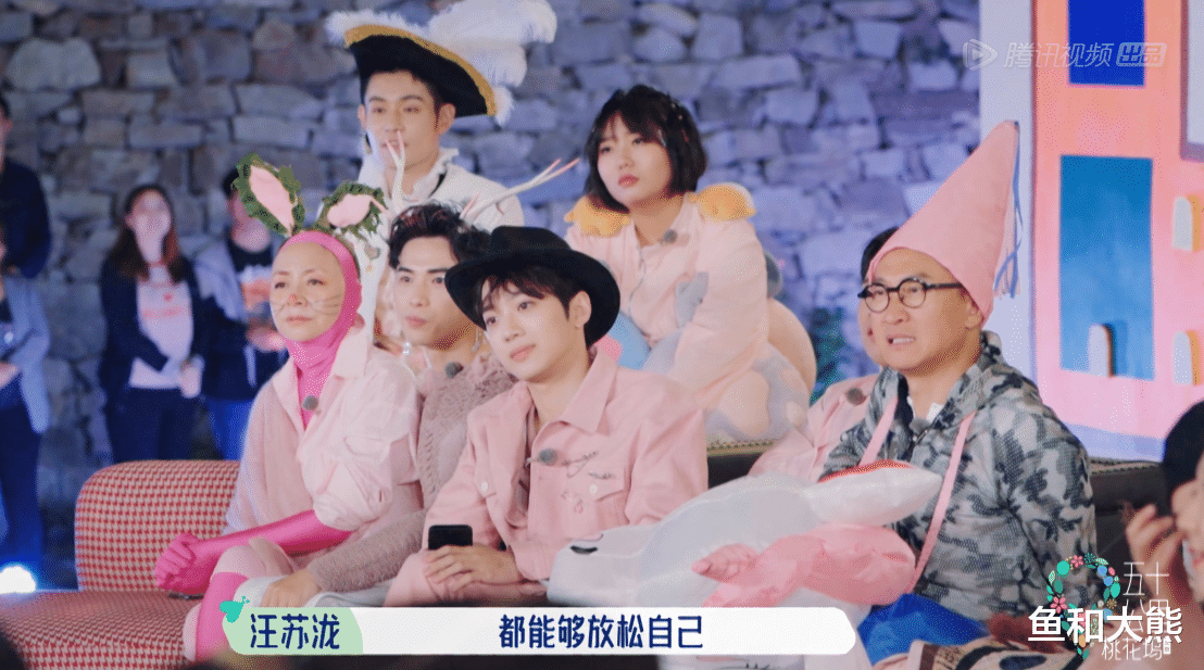 郭麒麟|《桃花坞》时尚秀被围观，15位明星仅一人与老乡握手，教养没法装