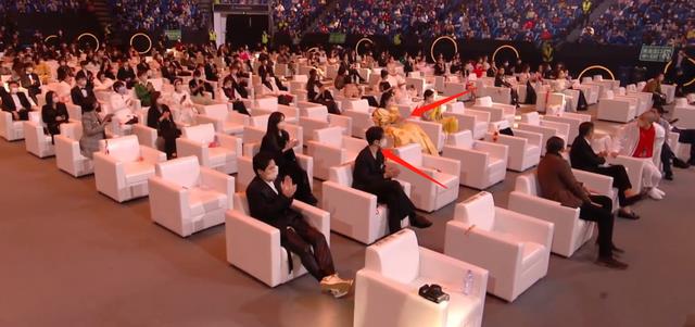 赵丽颖|微博之夜名场面：吴亦凡偷看赵丽颖，杨颖避嫌黄晓明感情成谜