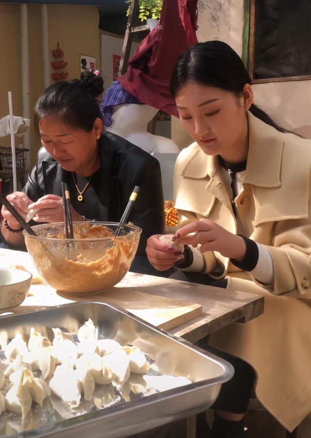 陈亚男|陈亚男晒自拍美照，名下传媒公司内景曝光，与朱小伟已半年未合体