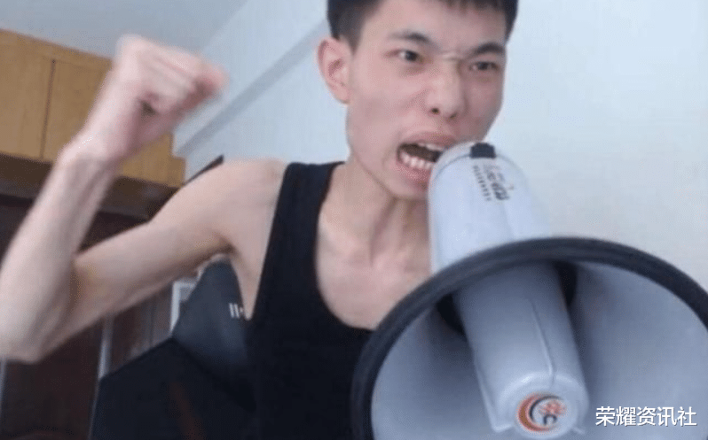 和平精英|方圆初遇战术大师,鲨鱼在线谋福利,直播变装挑战等你来!