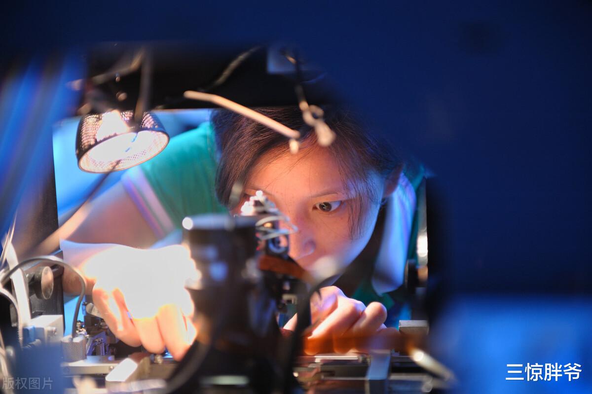 宿舍|深圳往事：工厂大嫂的麻辣情爱