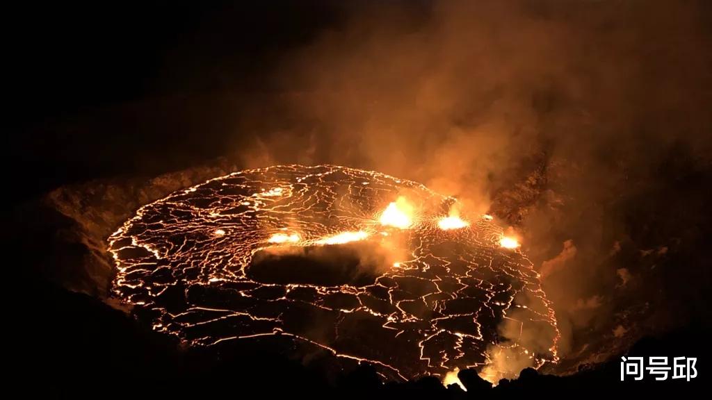 基拉韦厄火山 基拉韦厄火山喷发的熔岩，将“火山毛”喷射到夏威夷的天空中