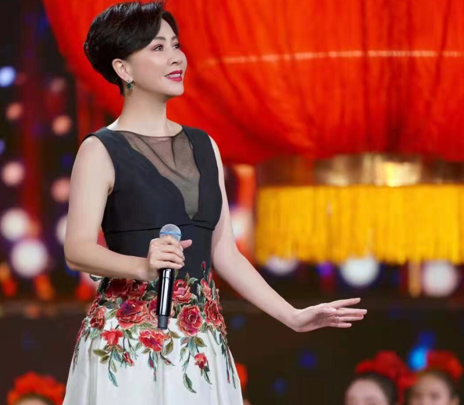 小姐姐|国庆晚会明星造型：刘嘉玲气质优雅，谢霆锋倾情献唱，李宇春干练