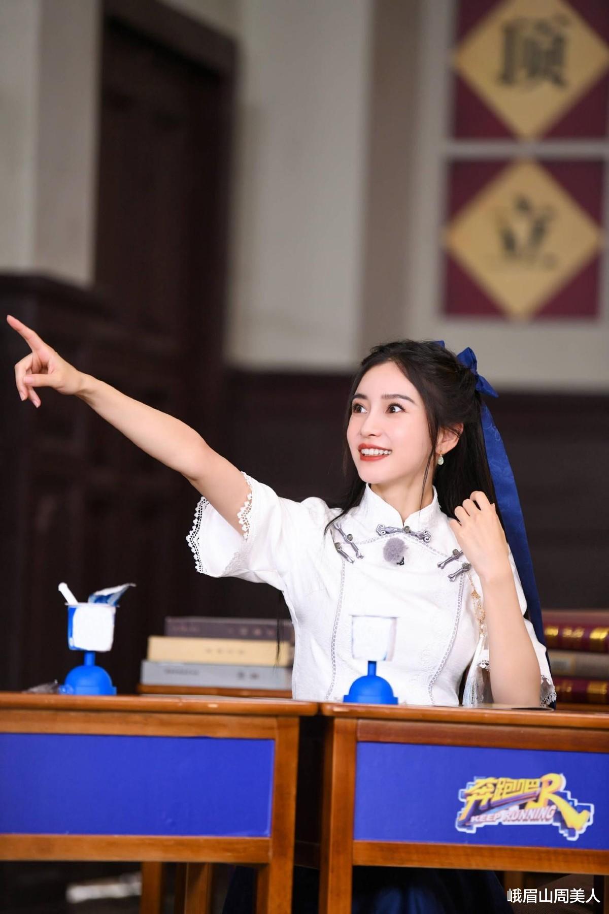 穿衣搭配|?Baby新造型变清纯女学生，穿民国装扎双马尾好少女，哪像生过娃
