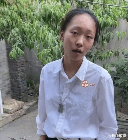 |邵雨轩背后的女人，张小花为公益现身直播间，发际线是认真的吗？