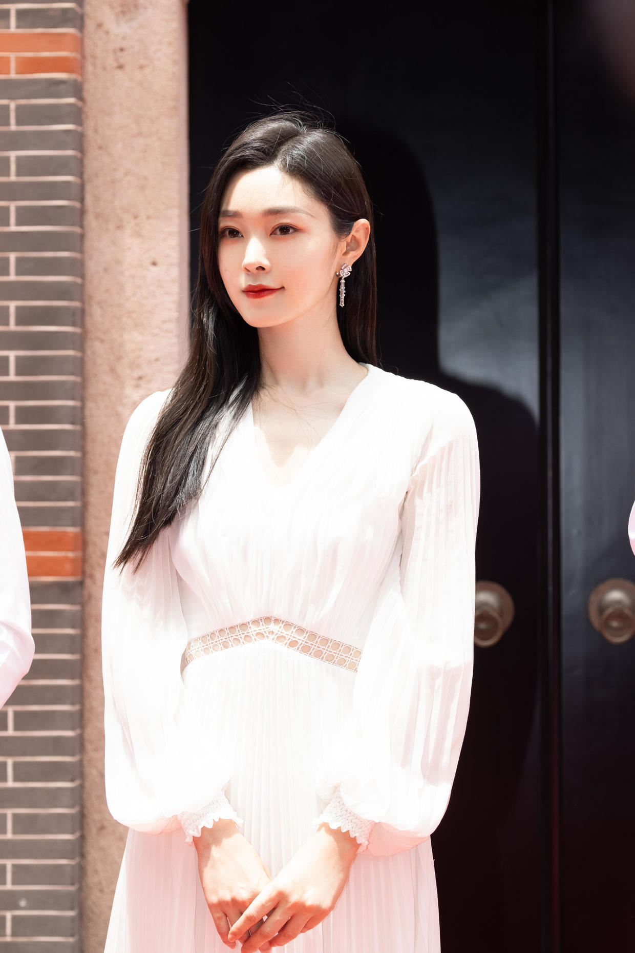 何有强|宋轶出演《赘婿》女主角翻红，身穿一袭白色吊带裙亮相，高贵优雅