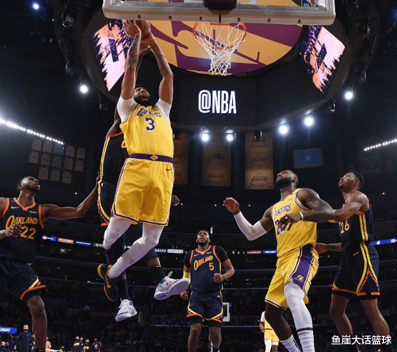 斯蒂芬·库里|要爆冷？库里15+4两替补立功，浓眉老詹19中3，悍将爆发难止颓势