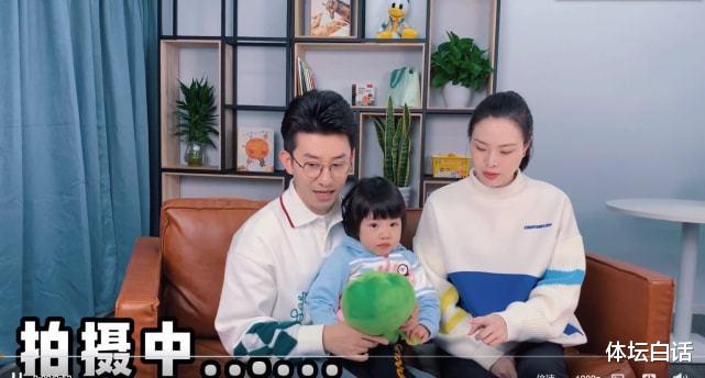 吴敏霞|36岁吴敏霞怀胎3月庆生！总裁老公斯文帅气，抱女儿送黄金手链