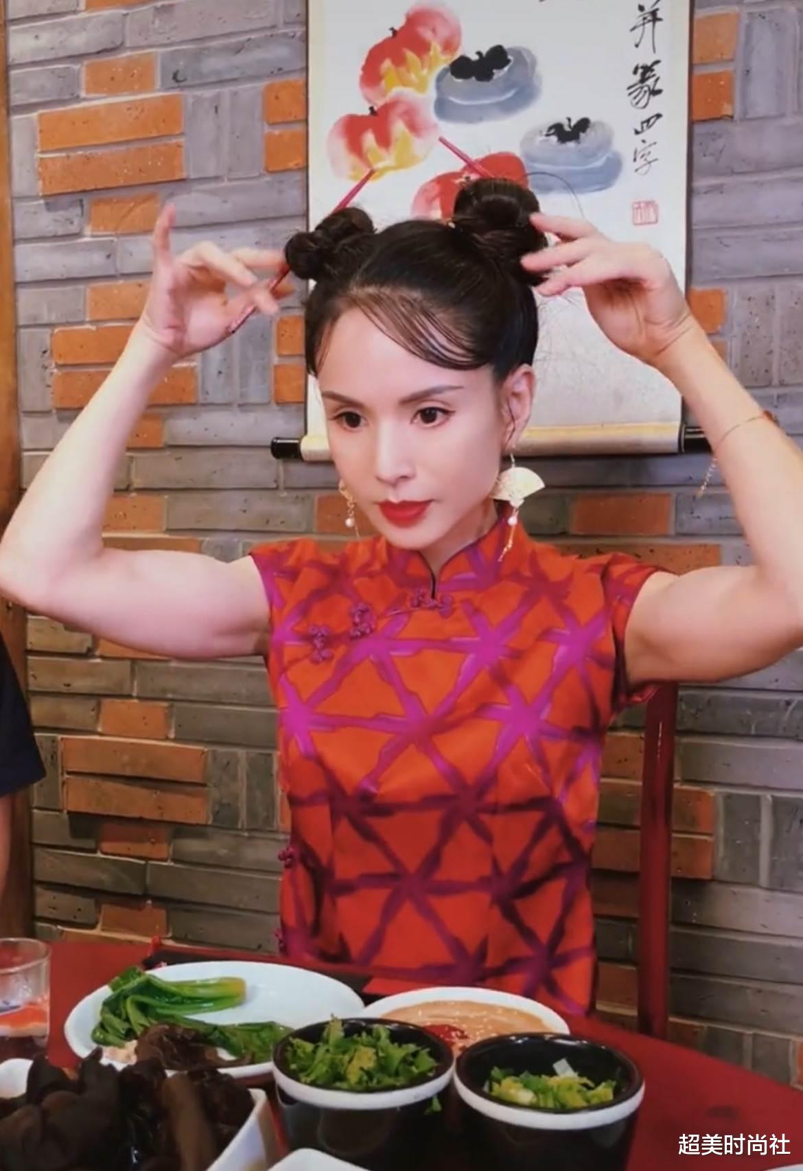 超美时尚社|55岁李若彤穿旗袍吃火锅,拿筷子当发簪有创意,扎丸子头太减龄
