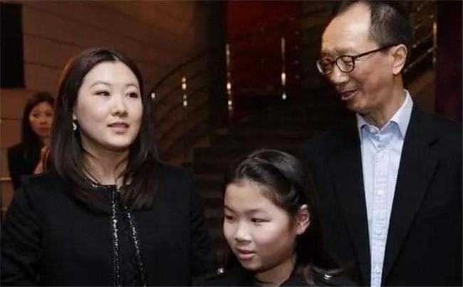 伏明霞|42岁伏明霞近况，为嫁老头不惜与父母断绝关系，今为丈夫拼4胎