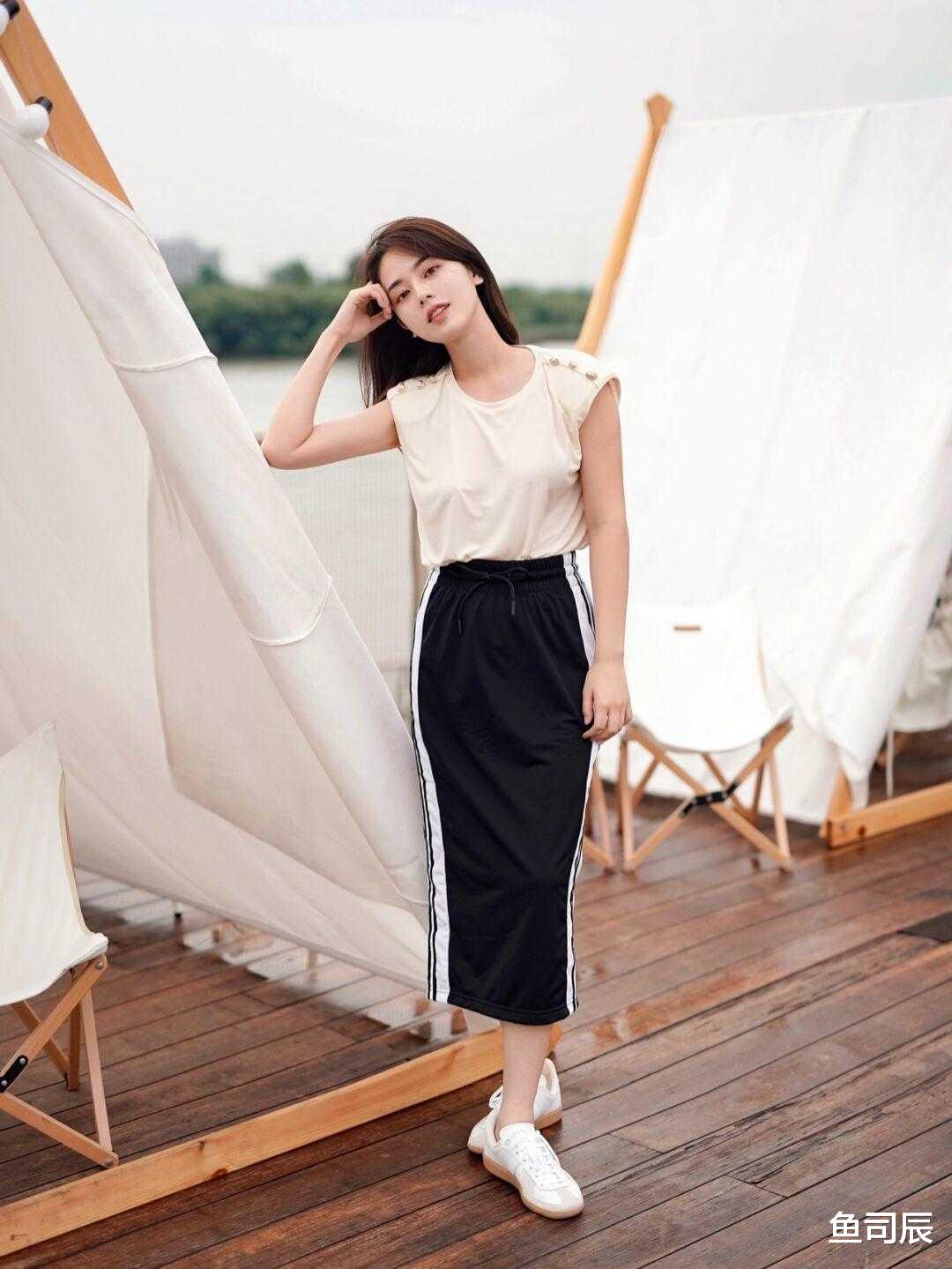 鱼司辰|夏日搭配技巧，白色背心搭配半身裙优雅大气，时髦又清爽