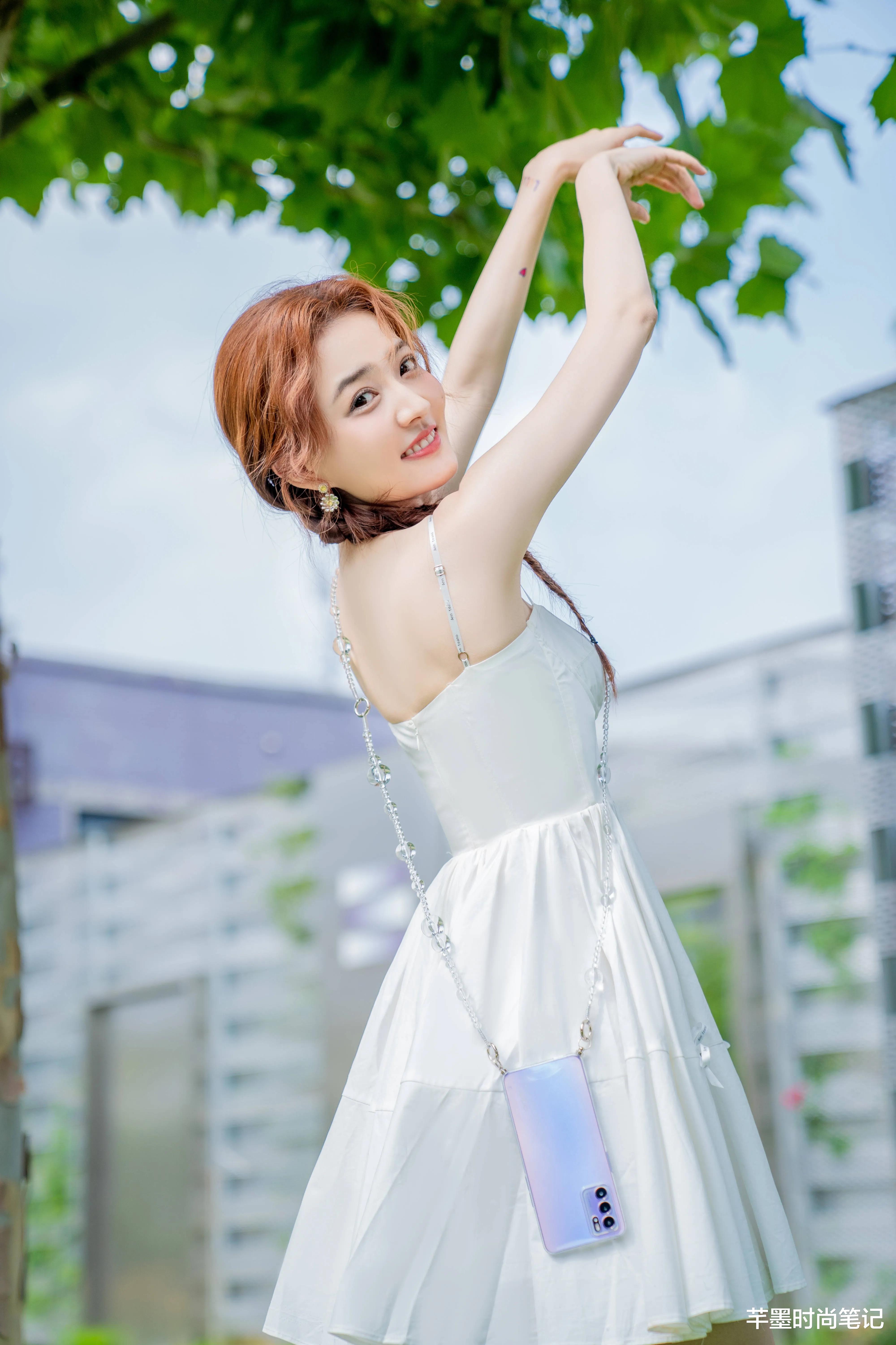 芊墨时尚笔记|徐璐化身时尚博主，一袭白色吊带连衣裙，尽显女人味十足