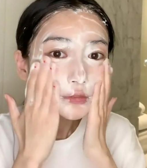 杨幂|女星当众洗脸卸妆，景甜颜值耐打，杨幂状态真实，鞠婧祎确定27岁？