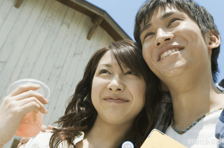 女子疑似偷情被丈夫抓现场,女子:你想多了,俺俩是在做游戏呢!