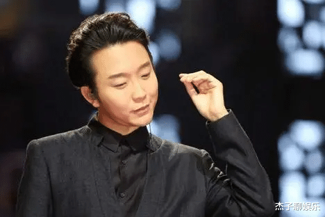 金球奖|歌手李玉刚雪中下跪惹争议！手握父亲似摆拍，网友：又来作秀了？