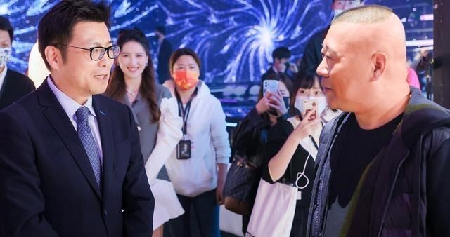 小伙吃鱼不吐刺 德云社郭德纲亮相央视，出场还不到三分钟，频繁看提词器被热议