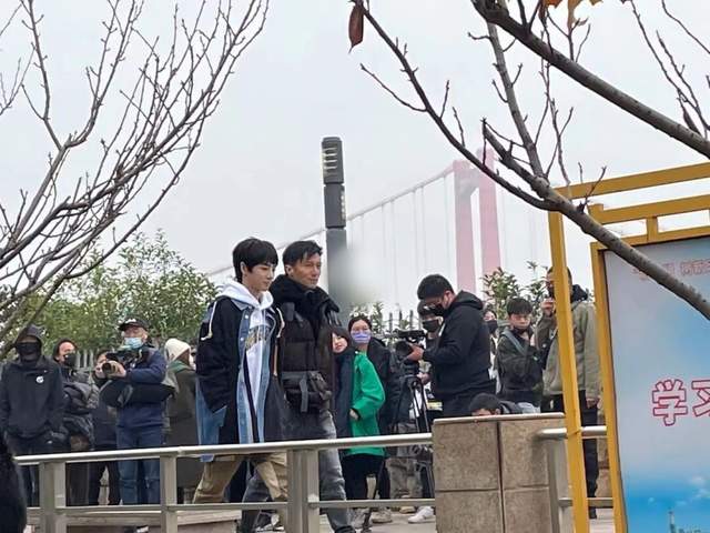 谢霆锋|41岁谢霆锋现身王菲家被拍，行色匆匆背大包，感情稳定惹人羡慕