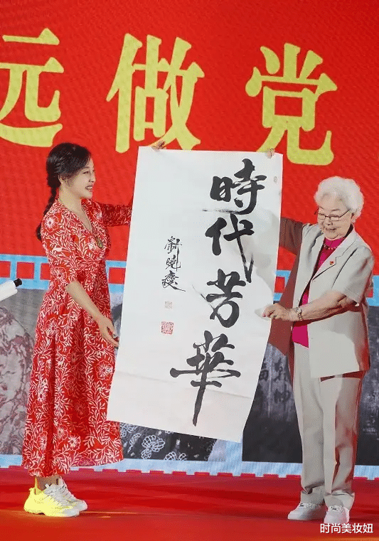 孙俪|孙俪不愧是“大牌脸”，穿土味印花裙也这么高级大气，这气质绝了