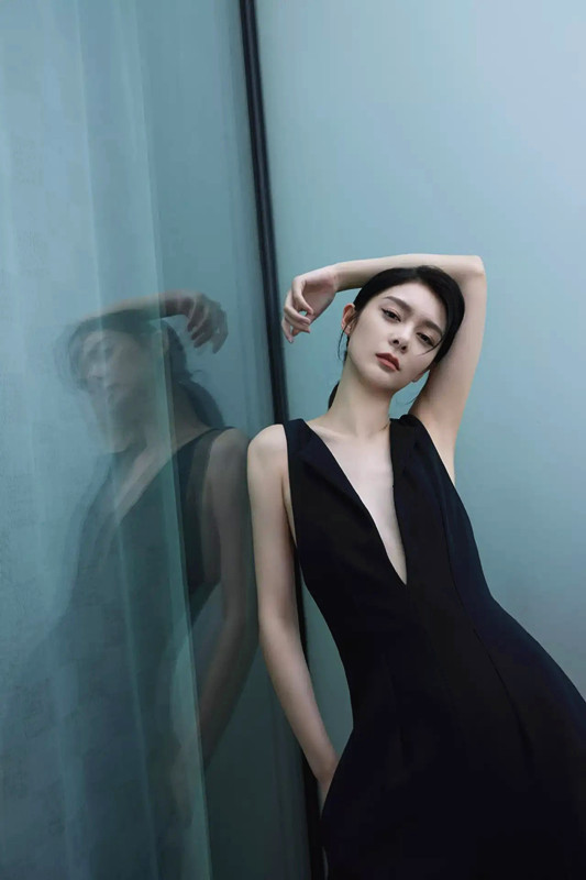 全球时尚号|“火箭少女”傅菁，穿深V礼服秀身材，一颦一足都是高冷范