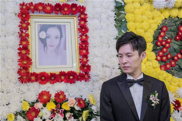 杨柳 男子与亡妻于殡仪馆举办婚礼,是深情?还是人设?
