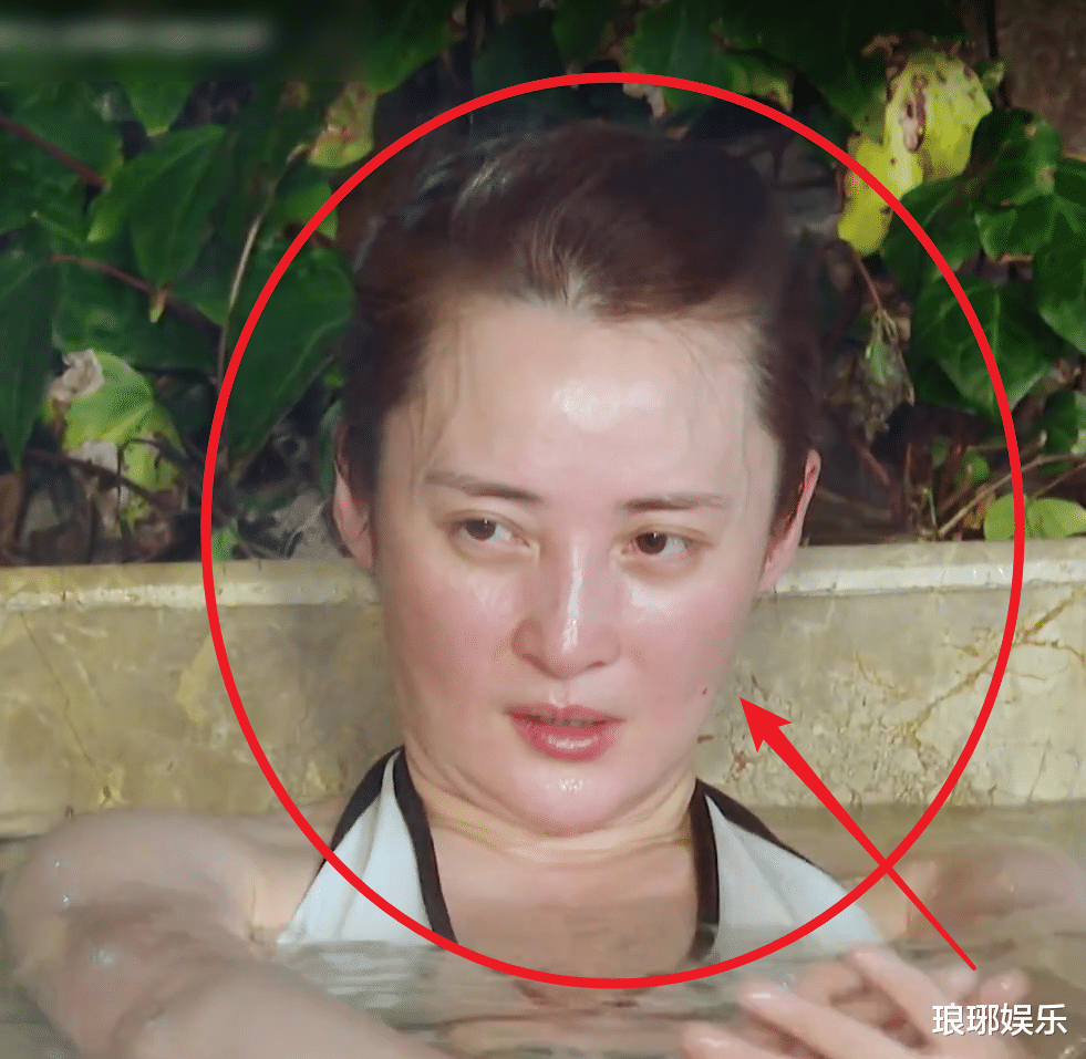 蒋勤勤|《妻子5》全员泡温泉，45岁蒋勤勤好显嫩，刘涛的素颜我却看愣了