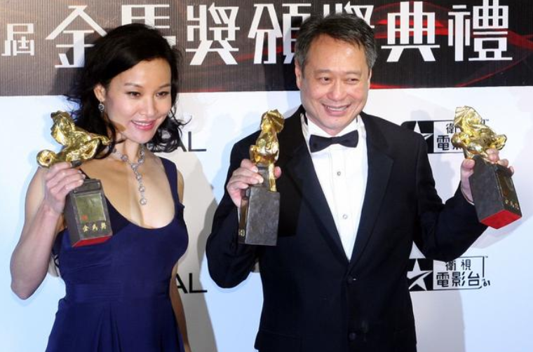 巩俐|第55届金马奖晚会上，巩俐为何拒绝颁奖，张艺谋的做法让人敬佩