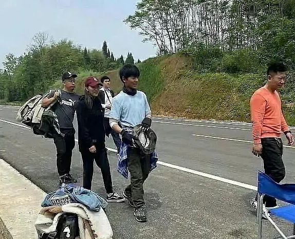 |丁真参加联合国活动路透曝光，西装笔挺，面带标志性笑容帅气可爱