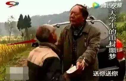 京小秘 一个女孩跟闺蜜一起出去逛街,结果被人贩子拖进面包车,卖进山里