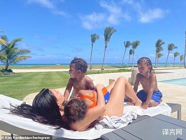 金·卡戴珊|金·卡戴珊享受碧海蓝天，被仨娃贴身环绕超满足，3岁芝加哥最粘妈妈