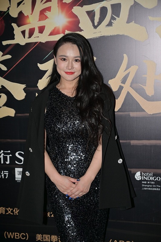 BiuVogue 冉莹颖穿上外套之后,看着正常了很多,圆圆的脸蛋真年轻啊