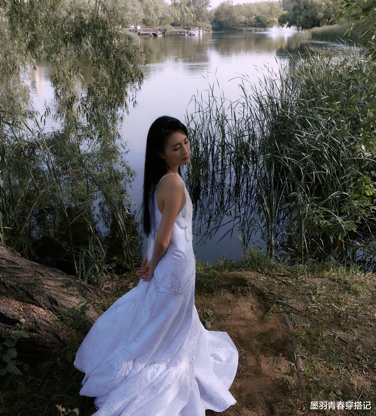 墨羽青春穿搭记|包文婧带女儿走机场，打扮时髦很清爽，6岁饺子坐推车一脸呆萌