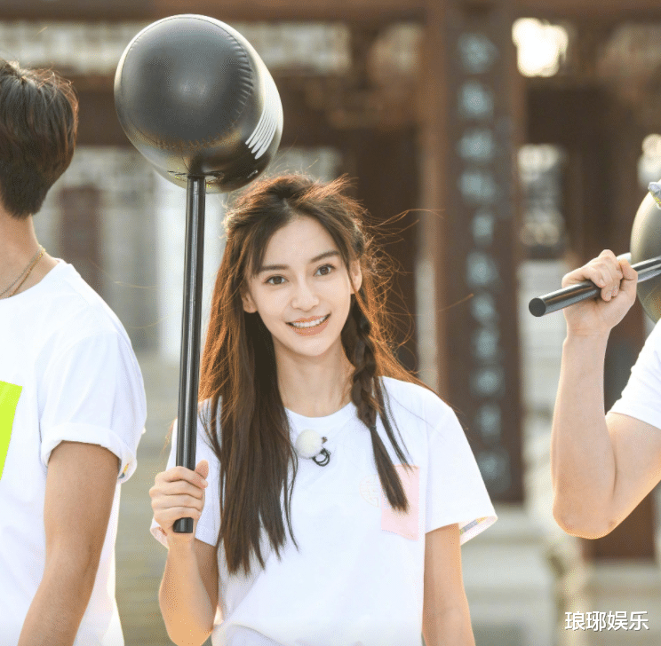 杨紫|杨紫默默捐款130万,没有宣传却挨骂,原来做好事不留名行不通了