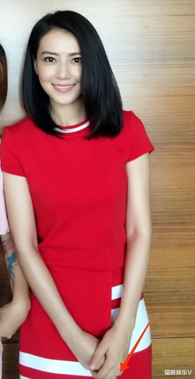 娱乐圈|高圆圆与素人合影，皮肤白到令人挪不开眼，手上戴着婚戒秀幸福