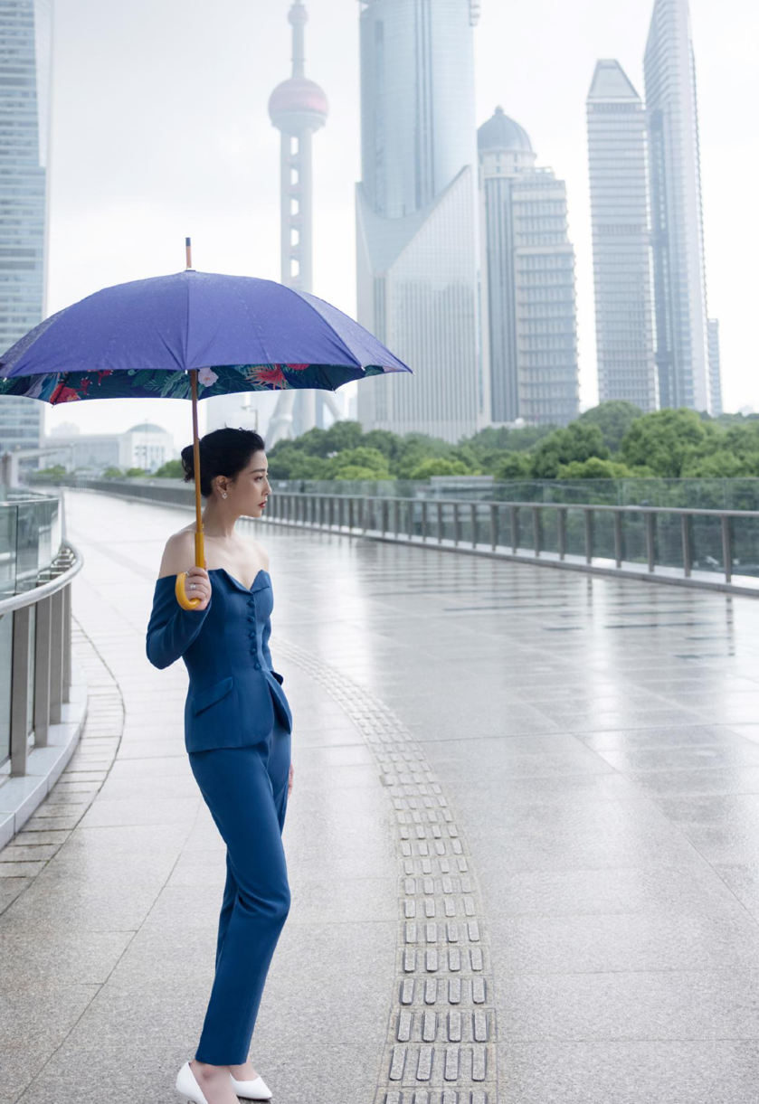 潮流搭配师甜甜|殷桃撑伞漫步真有魅力，“饱满身材”穿一字领太有女人味，太惊艳
