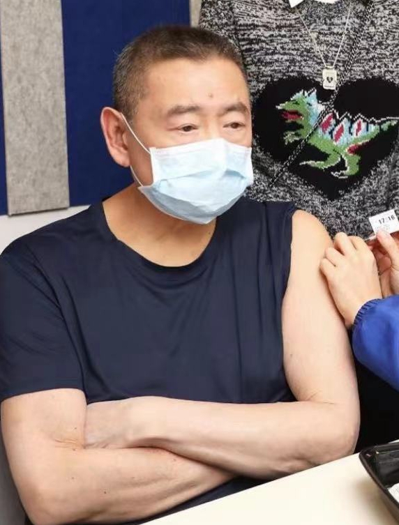 甘比|刘銮雄由妻女陪伴打疫苗，小露肌肉力证健康，与甘比合影年轻不少